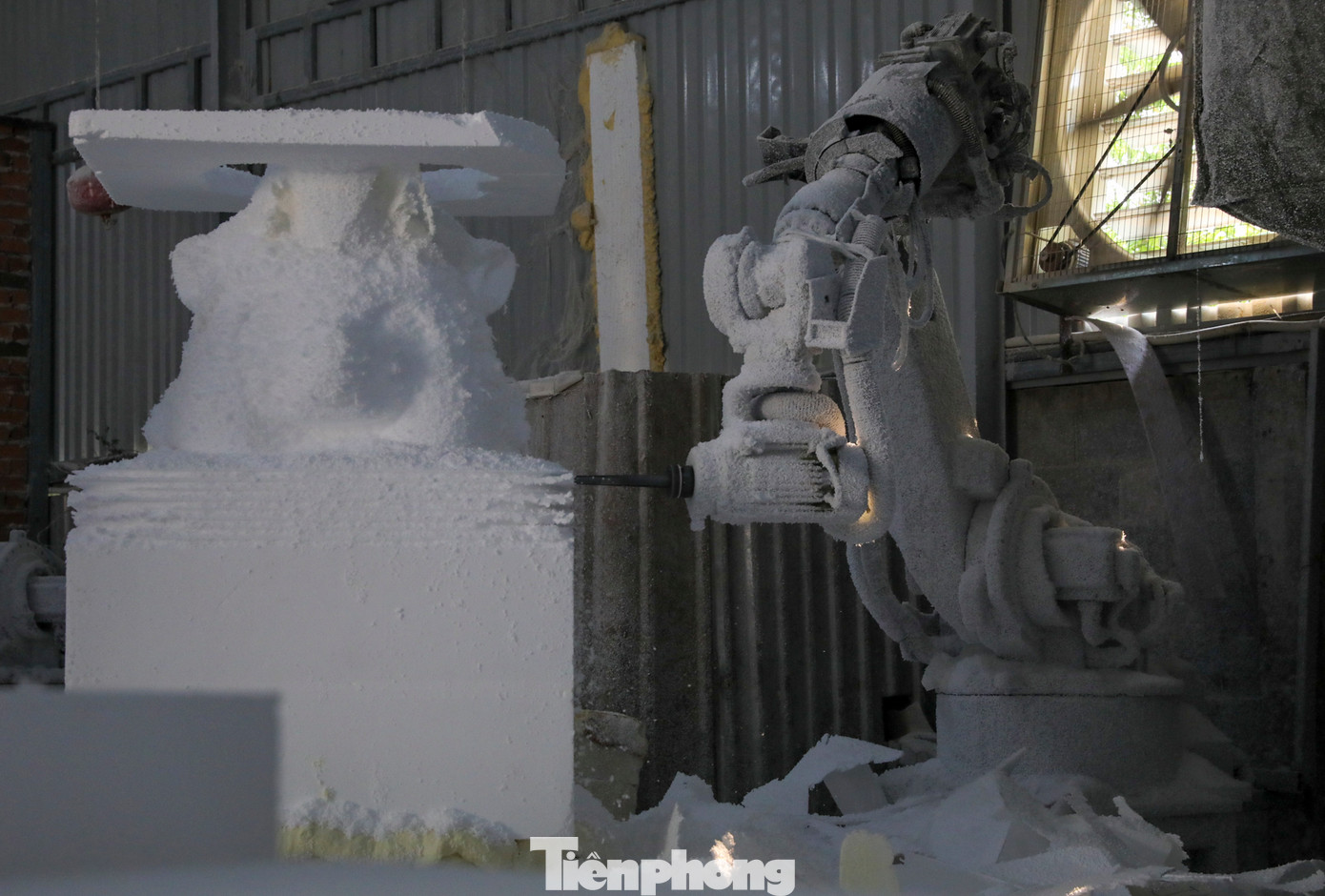 Đơn vị sản xuất đang sử dụng 3 cánh tay robot để hỗ trợ cho việc tạo hình các mô hình linh vật rồng khổng lồ năm 2024.