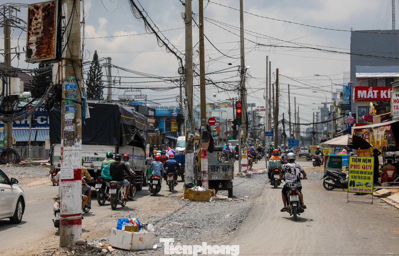 Hệ thống dây điện chằng chịt trên đường Tân Kỳ Tân Quý. Sau khi việc bàn giao mặt bằng và hào kỹ thuật được hoàn thành, phía Công ty Điện lực TPHCM sẽ thực hiện di dời đồng bộ lưới điện hiện hữu và ngầm hóa công trình điện để đảm bảo việc tiếp tục cung cấp điện cho người dân trong khu vực.