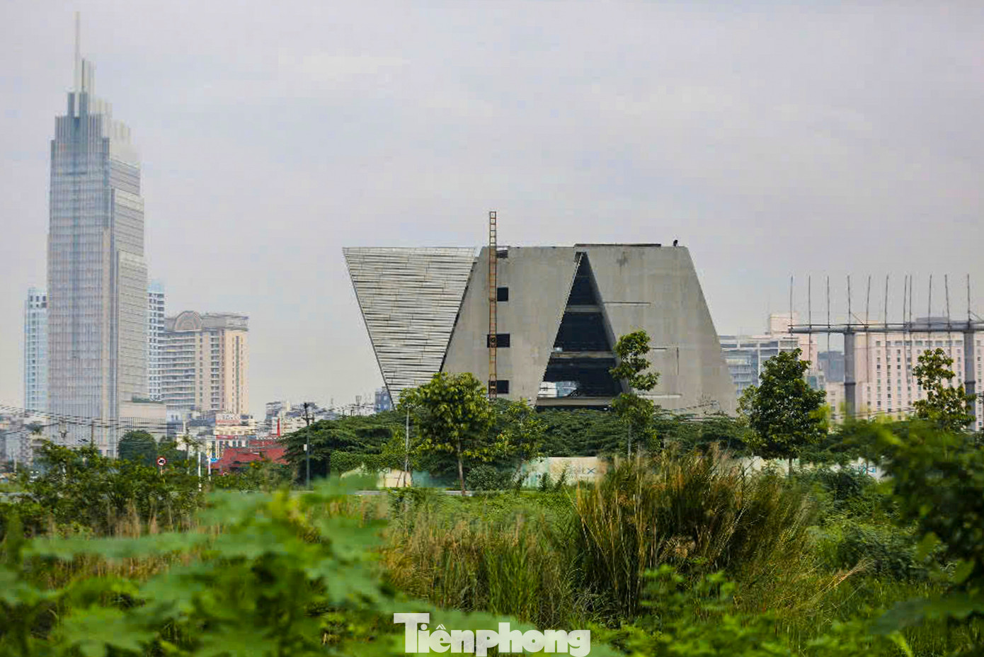 Trước đó, dự án đã được UBND TPHCM chỉ đạo chuyển chủ đầu tư từ Trung tâm Triển lãm Quy hoạch TP (trực thuộc Sở Quy hoạch Kiến trúc) sang Ban Quản lý dự án Đầu tư xây dựng các công trình dân dụng và công nghiệp.