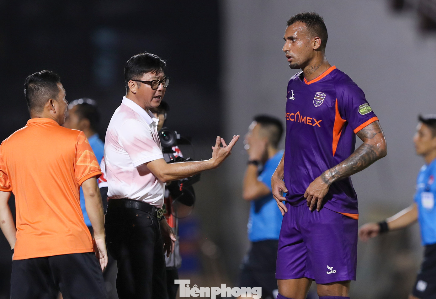 Sau tiếng còi kết thúc trận đấu, HLV Lê Huỳnh Đức đã gọi riêng trung vệ Janclesio Almeida ra để có cuộc trao đổi riêng. Sau tiếng còi kết thúc trận đấu, HLV Lê Huỳnh Đức đã gọi riêng trung vệ Janclesio Almeida ra để có cuộc trao đổi riêng.