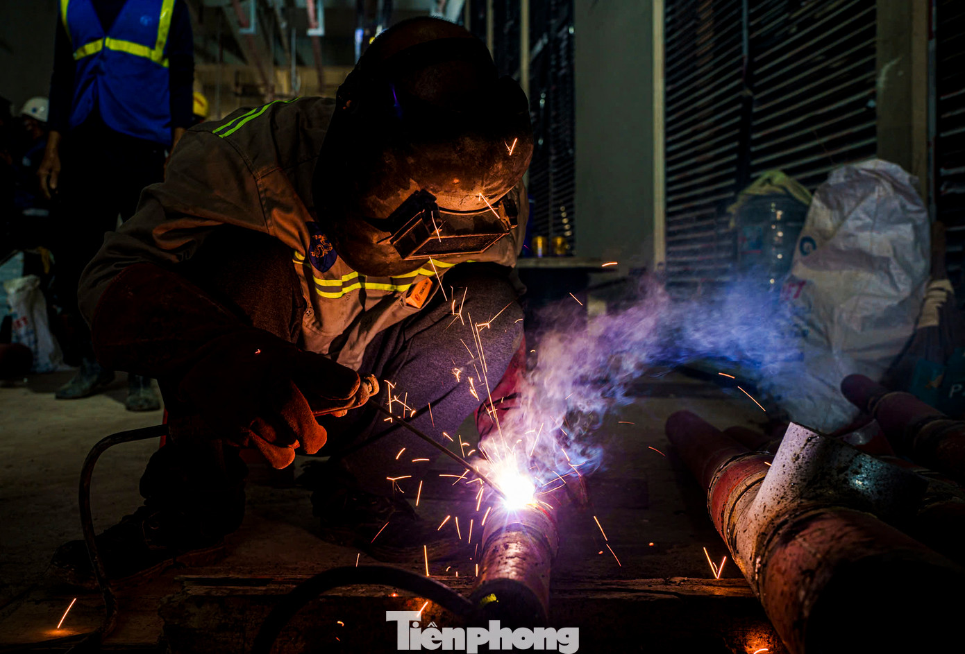 Toàn công trình có hơn 2.500 kỹ sư, công nhân thi công, chia thành nhiều mũi triển khai nhằm đẩy nhanh tiến độ xây dựng.