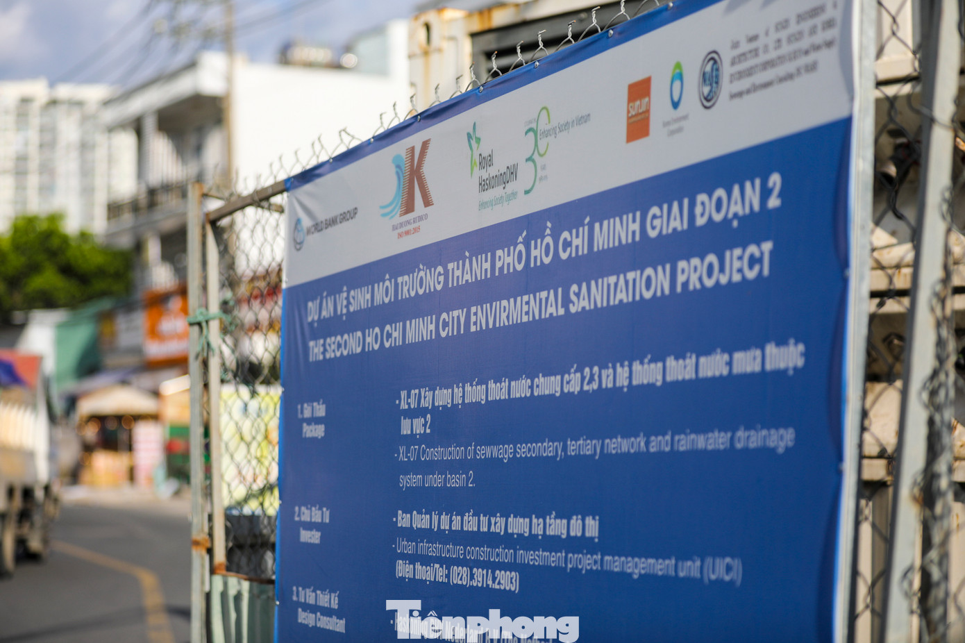 Giao lộ đường Lương Định Của - Trần Não (TP Thủ Đức) cũng chịu ảnh hưởng từ rào chắn thuộc dự án cải tạo nâng cấp đường Lương Định Của và dự án vệ sinh môi trường TPHCM (giai đoạn 2) đang thi công cùng thời điểm.