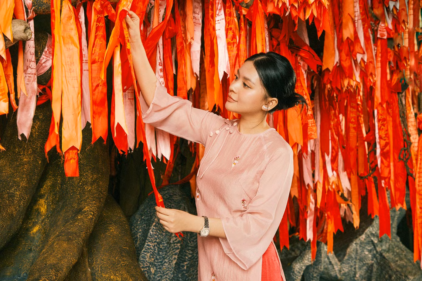 Những dải lụa hồng ghi lời ước nguyện được treo lên cây, chủ yếu là về sức khỏe, cầu tình duyên bay phất phơ trong gió tạo nên một khung cảnh khá bắt mắt. Những dải lụa hồng ghi lời ước nguyện được treo lên cây, chủ yếu là về sức khỏe, cầu tình duyên bay phất phơ trong gió tạo nên một khung cảnh khá bắt mắt.