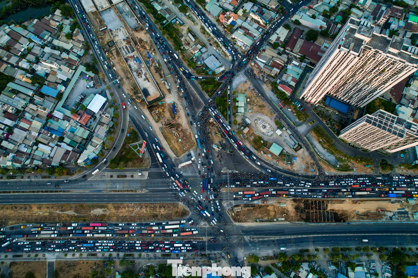 Nút giao An Phú luôn có mật độ phương tiện, đặc biệt là xe container, lưu thông rất lớn, việc xây dựng nút giao 3 tầng được chú trọng đẩy nhanh để hoàn thành toàn dự án vào tháng 4/2025.