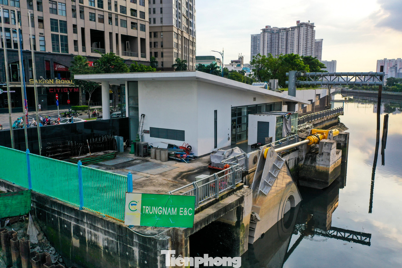 Hạng mục cống Bến Nghé được lắp cửa van nặng 434 tấn, hình vòng cung chìm 40m thay vì có các trụ pin và tháp van cao.