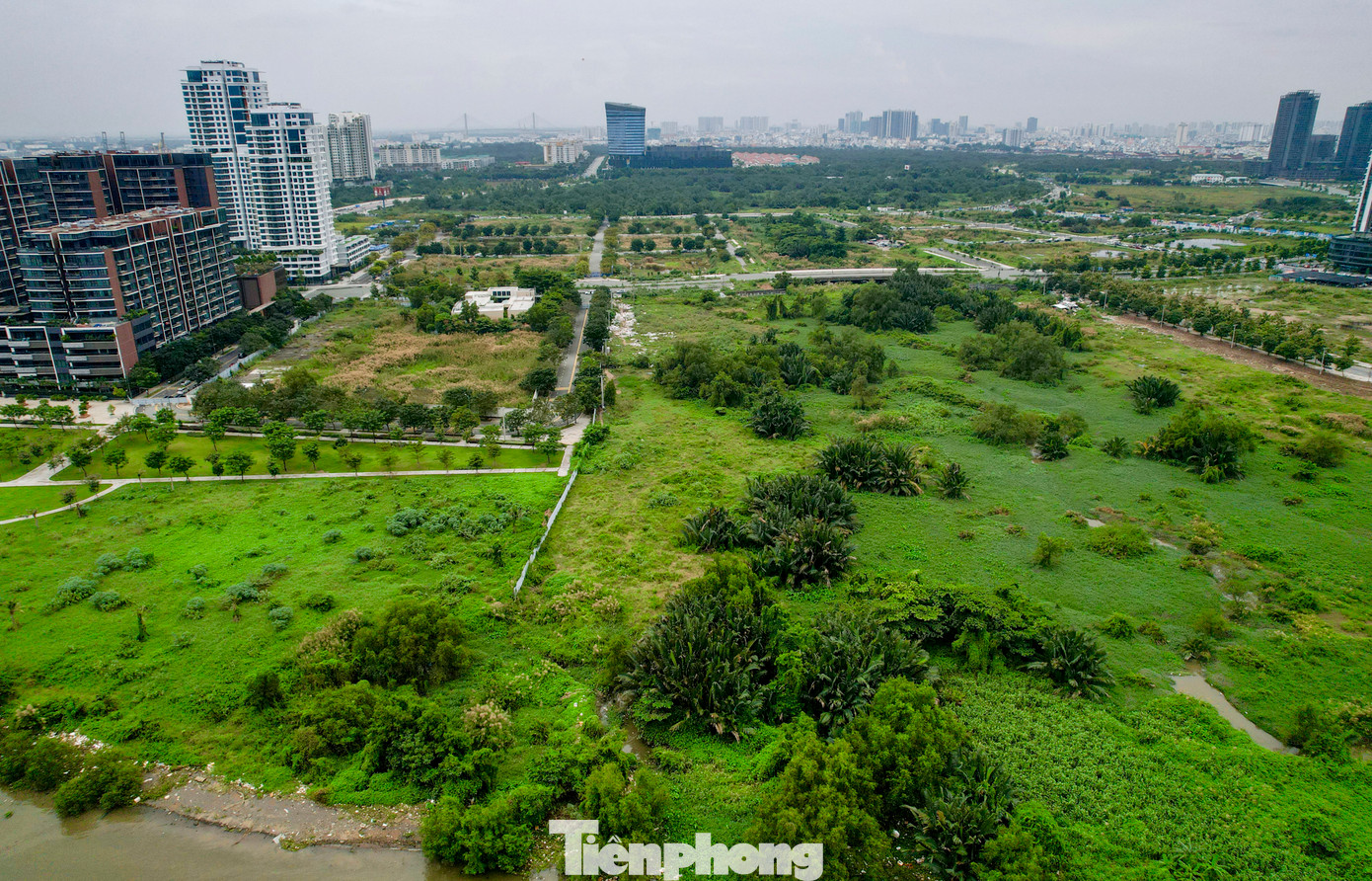 Khu đất cải tạo làm công viên dài hơn 1,1 km, bề ngang 100-120 m, tổng diện khoảng 10 ha, cách phố đi bộ Nguyễn Huệ và chợ Bến Thành (quận 1) chừng 2-3 km. Việc cải tạo dự kiến thực hiện bằng hình thức xã hội hóa, hoàn thành trước Tết nguyên đán Ất tỵ 2025.