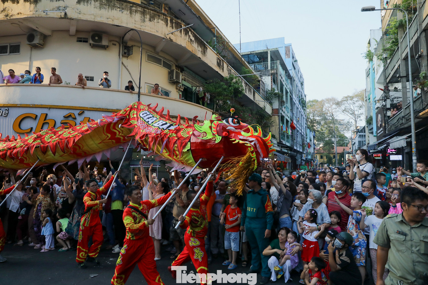 Đoàn diễu hành đi qua nhiều tuyến đường quanh khu vực Chợ Lớn, hàng nghìn người dân cũng hòa mình vào không khí Lễ hội, chiêm ngưỡng những màn biểu diễn lân sư rồng đặc sắc.