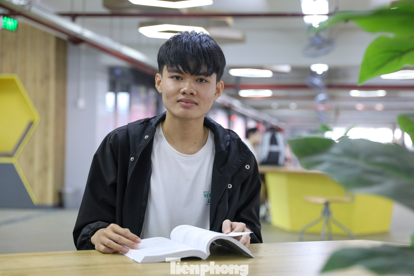 Tâm sự về gia đình, Trân cho biết, quê em ở huyện Tây Sơn, tỉnh Bình Định. Trân sống cùng bà nội, mẹ và người chị. Gia đình thuộc diện cận nghèo, ba mất khi Trân chỉ mới 4 tuổi. Mọi gánh nặng đều đổ lên đôi vai gầy của mẹ. Tâm sự về gia đình, Trân cho biết, quê em ở huyện Tây Sơn, tỉnh Bình Định. Trân sống cùng bà nội, mẹ và người chị. Gia đình thuộc diện cận nghèo, ba mất khi Trân chỉ mới 4 tuổi. Mọi gánh nặng đều đổ lên đôi vai gầy của mẹ.