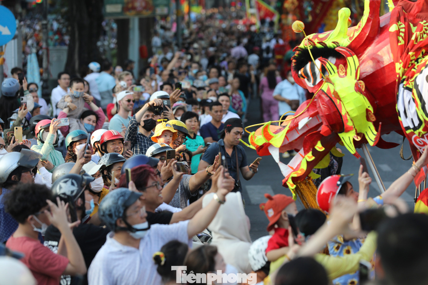 Những màn biểu diễn lân sư rồng được nhiều người dân quan tâm.