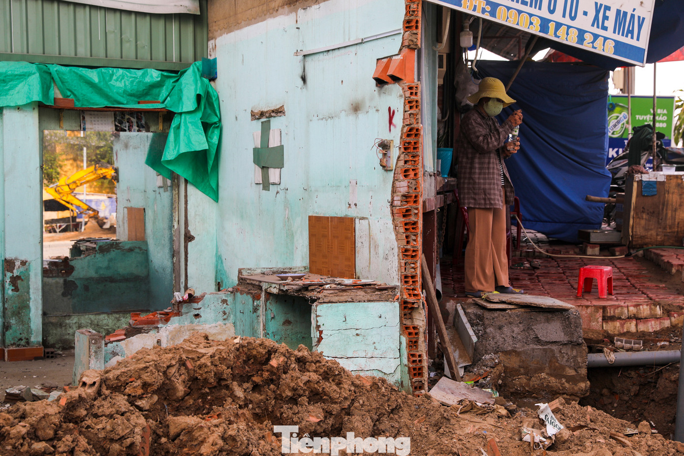 Hiện nhà thầu đã huy động công nhân và máy móc thi công một số đoạn có mặt bằng.