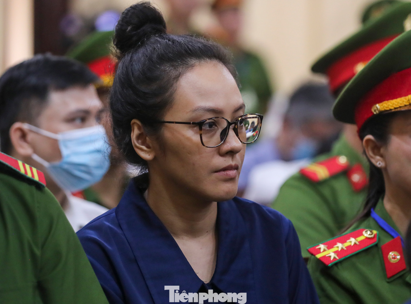 Bị cáo Trương Huệ Vân có 2 luật sư bào chữa. Bà Vân bị xét xử về tội “Lừa đảo chiếm đoạt tài sản”. Ở giai đoạn 1 vụ án, bị cáo này bị tuyên phạt 17 năm tù về tội “Tham ô tài sản”.