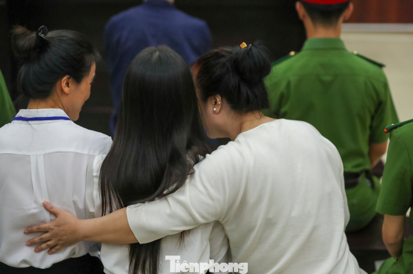 Bà Nguyễn Phương Hằng liên tục hỏi han các bị cáo là nhân viên cũ của mình. Ảnh: Duy Anh