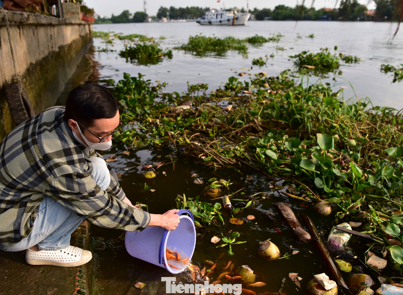 Sau Lễ cúng ông Công, ông Táo, người dân mang cá chép ra sông phóng sinh với hy vọng mọi điều may mắn, bình an đến với người thân, gia đình.