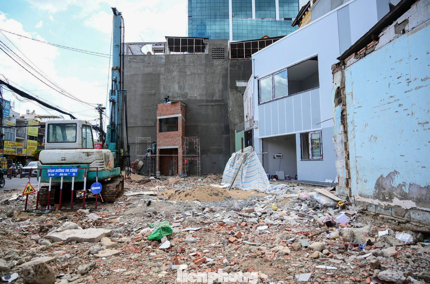 &quot;Nhà tôi phải dời vào trong khoảng 20m, bị tháo dỡ khoảng nửa căn và mất khoảng vài trăm triệu để sửa sang lại. Việc lùi nhà vào trong, trả mặt bằng rộng rãi để xây dựng metro thì tôi ủng hộ, giúp phát triển giao thông, đường sá thông thoáng hơn&quot;, anh Phương chia sẻ.