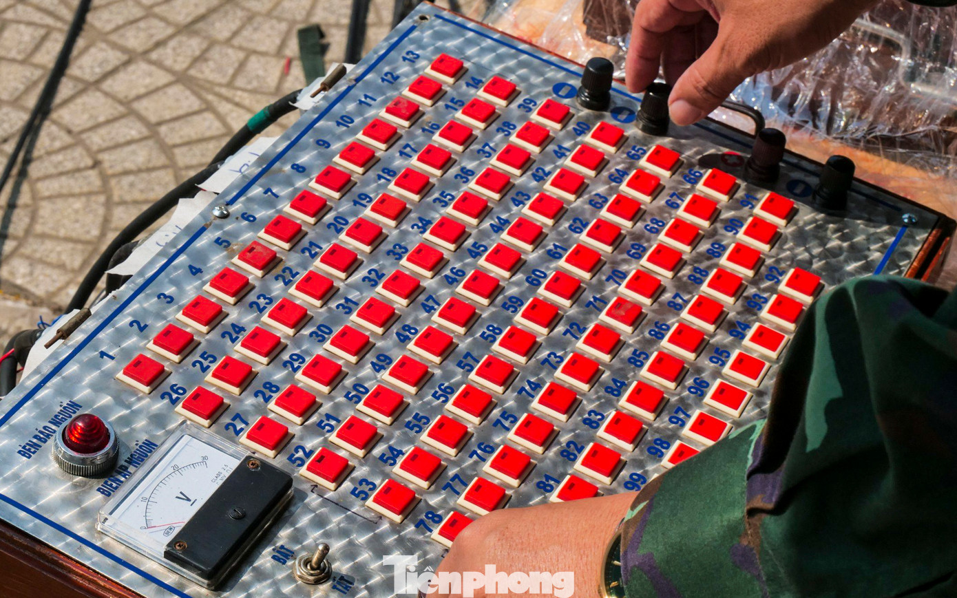 Trung tá Nguyễn Thành Nhiệm - Trưởng ban Quân khí Bộ Tư lệnh TPHCM cho biết: "Từ 5 giờ sáng nay, việc lắp đặt pháo hoa tại 11 điểm trên địa bàn TPHCM được diễn ra trong không khí khẩn trương nhưng phải bảo đảm những quy trình nghiêm ngặt trước giờ khai hoả tối nay. Đến thời điểm này, kịch bản bắn pháo hoa đã hoàn tất. Theo đó, ở từng khung giờ chính xác sẽ có những màn bắn pháo hoa được chuẩn bị sẵn".