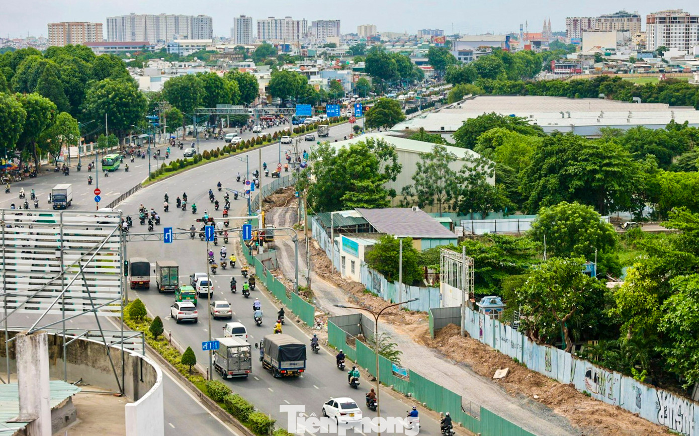 Phần thi công mặt đường nối Trần Quốc Hoàn ra đường Cộng Hoà lộ diện với mặt đường rộng 6 làn xe.