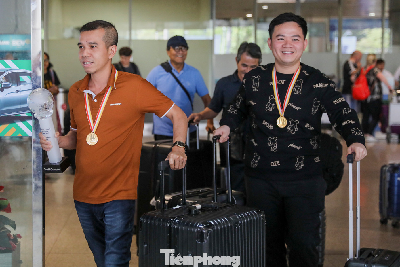 Lúc 14h chiều ngày 26/3, Trần Quyết Chiến và Bao Phương Vinh trở về nước sau khi giúp billiard Việt Nam làm nên lịch sử khi xuất sắc đánh bại hai cơ thủ của đội tuyển Tây Ban Nha là Ruben Legazpi và Sergio Jimenez để lên ngôi vô địch giải carom 3 băng đồng đội thế giới 2024 tổ chức ở Đức.