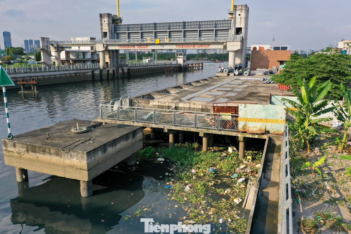 Sau 6 năm trễ hẹn, công trình trở nên nhếch nhác, rác thải chất đống.