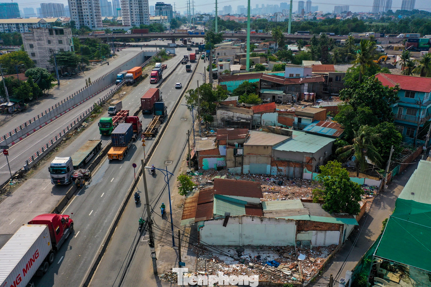 Trước đó, do khó khăn trong công tác giải phóng mặt bằng nên dự án phải tạm ngừng thi công. Toàn dự án có khoảng 200 hộ dân, tổ chức bị ảnh hưởng với diện tích đất thu hồi khoảng 16,6ha. Trước đó, do khó khăn trong công tác giải phóng mặt bằng nên dự án phải tạm ngừng thi công. Toàn dự án có khoảng 200 hộ dân, tổ chức bị ảnh hưởng với diện tích đất thu hồi khoảng 16,6ha.