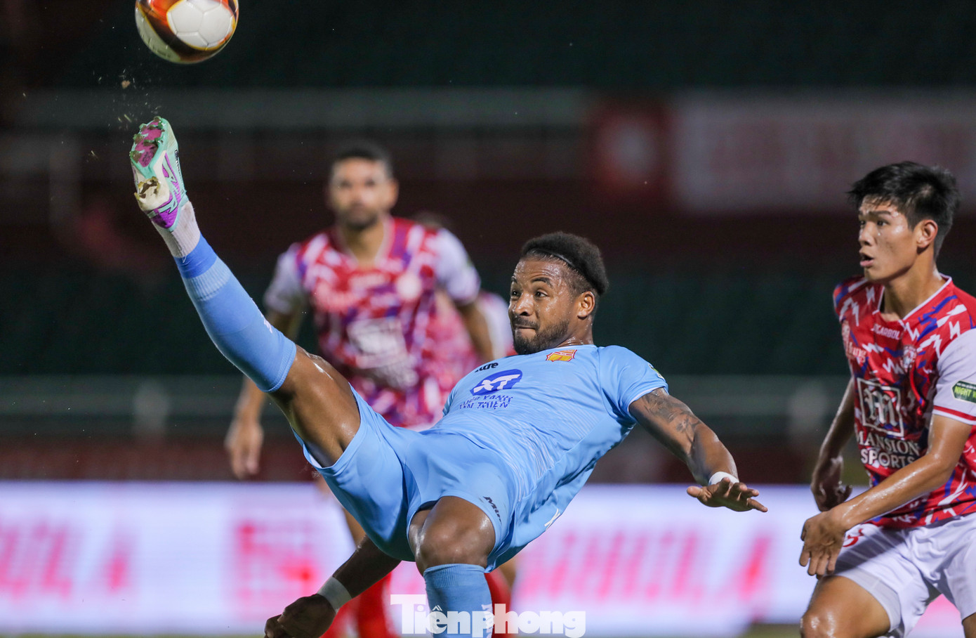 Rafaelson tiếp tục sắm vai người hùng với tình huống dứt điểm quyết đoán ở phút 80 đem về bàn gỡ 1-1 cho Thép Xanh Nam Định. Rafaelson tiếp tục sắm vai người hùng với tình huống dứt điểm quyết đoán ở phút 80 đem về bàn gỡ 1-1 cho Thép Xanh Nam Định.