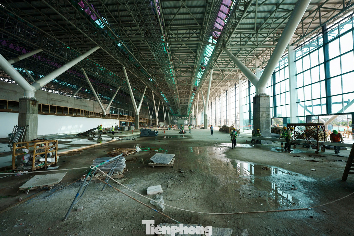 Khu vực chờ hành khách, quầy thủ tục và các khu vực kiểm tra an ninh, soi chiếu đã hoàn thiện phần khung kết cấu.