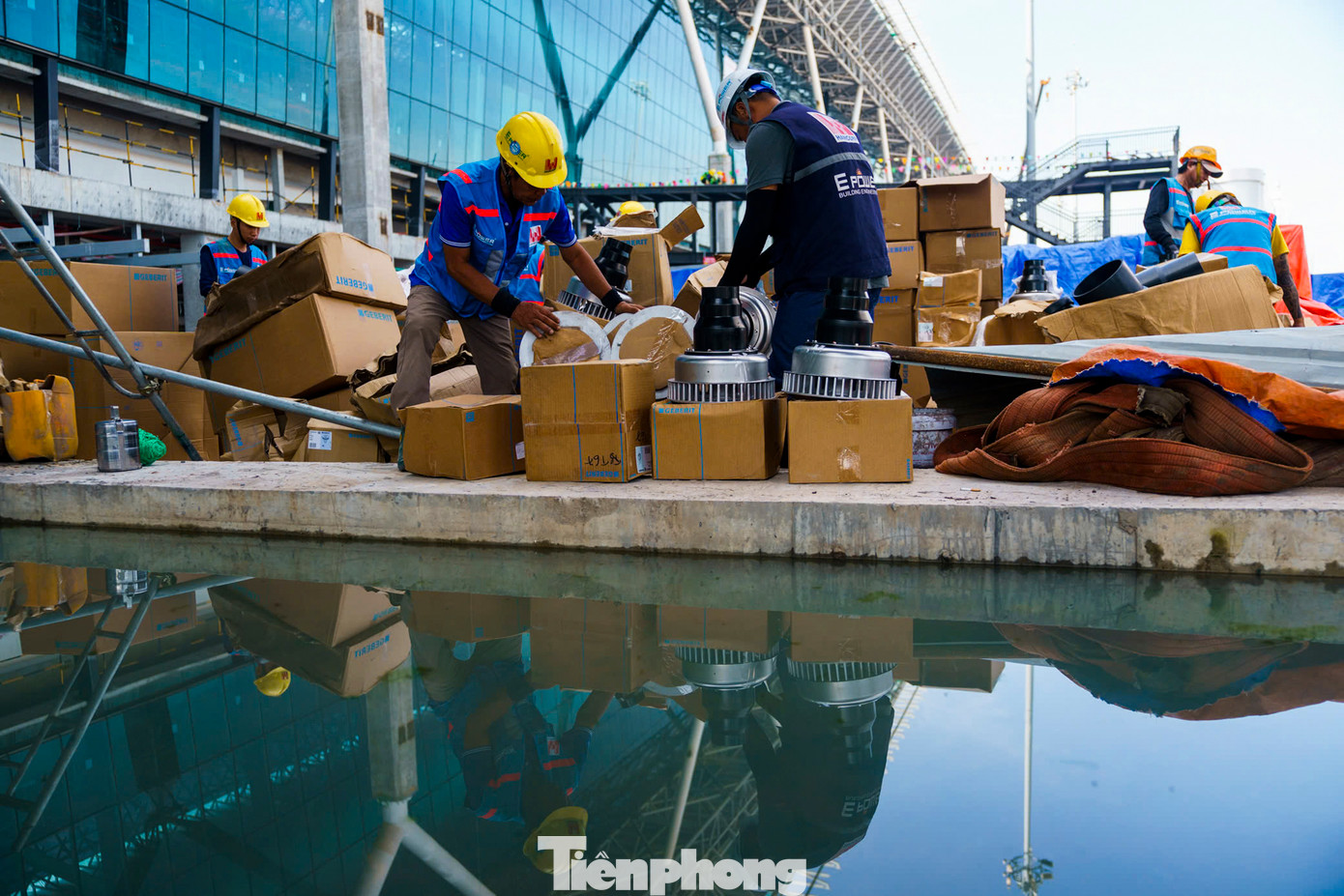Các công nhân đang khẩn trương lắp đặt vách kính ở các tầng nhà ga hành khách với mục tiêu hoàn thành hạng mục này vào cuối năm nay.
