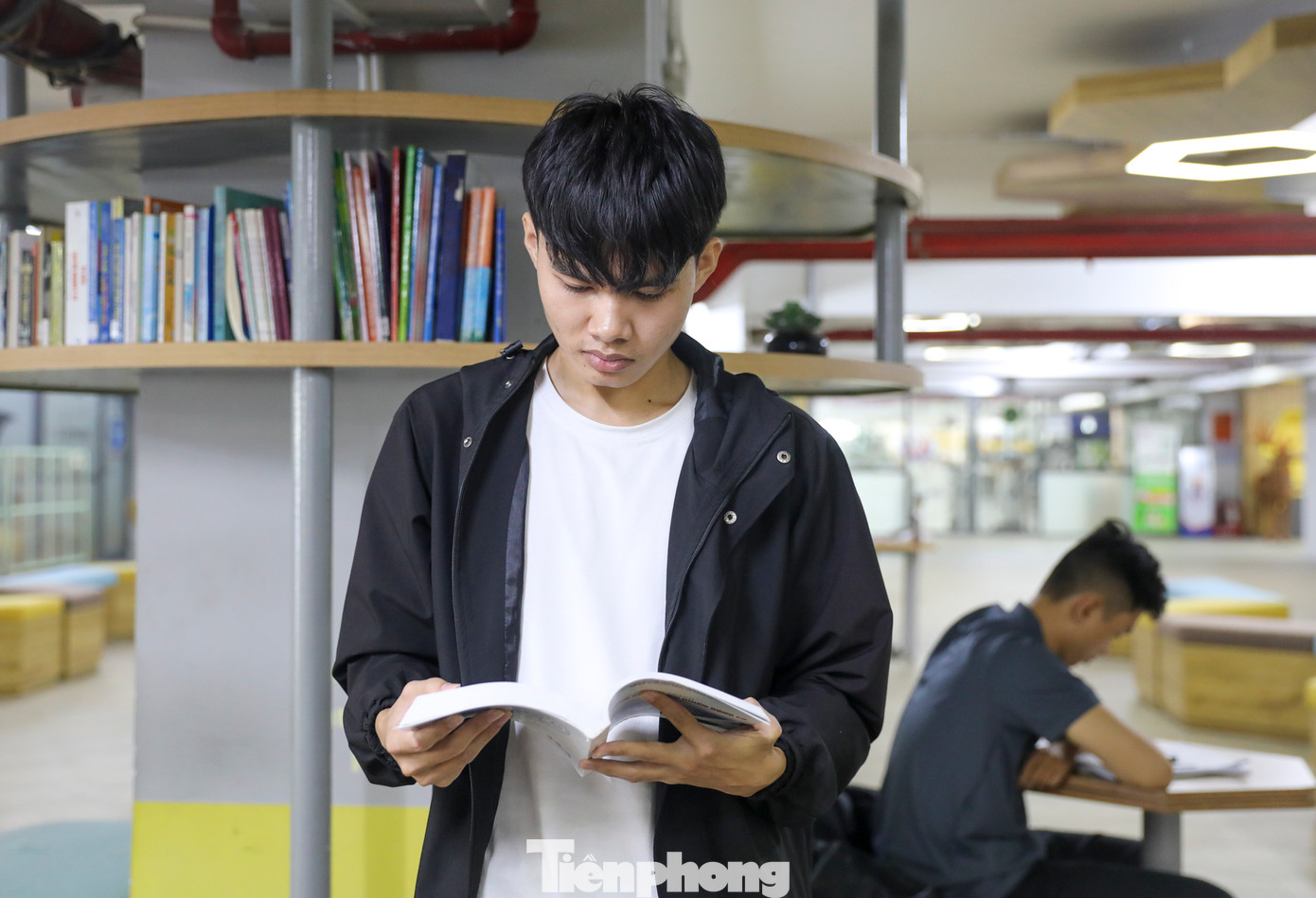 Ở nhà, bà nội lớn tuổi lại mang nhiều bệnh trong người. Cách đây hai năm, nội bị tai biến nằm một chỗ, mọi sinh hoạt đều phải có người chăm sóc. Mẹ của em cũng thường xuyên đau ốm nhưng vẫn cố gắng làm việc. Từ sau đại dịch COVID-19 đến nay, công việc ngày càng khó khăn nên thu nhập của mẹ cũng giảm. Ở nhà, bà nội lớn tuổi lại mang nhiều bệnh trong người. Cách đây hai năm, nội bị tai biến nằm một chỗ, mọi sinh hoạt đều phải có người chăm sóc. Mẹ của em cũng thường xuyên đau ốm nhưng vẫn cố gắng làm việc. Từ sau đại dịch COVID-19 đến nay, công việc ngày càng khó khăn nên thu nhập của mẹ cũng giảm.