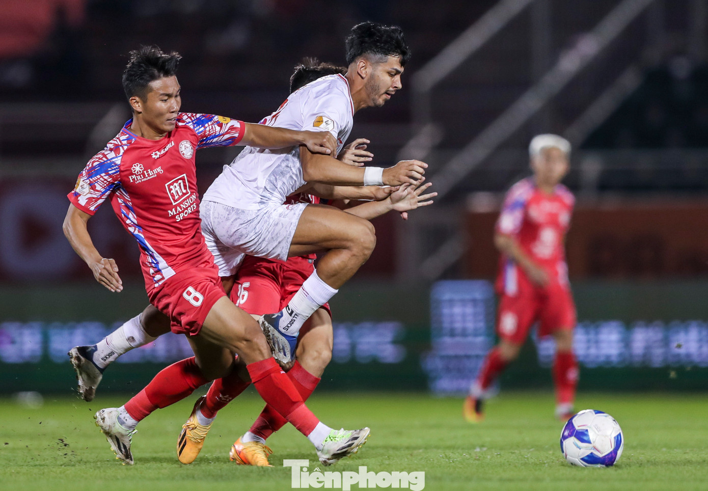 Những ngoại binh như De Souza, Oliveira Silva bên phía Viettel vẫn chưa cho thấy được sự hoà nhập với lối chơi của đội. Những ngoại binh như De Souza, Oliveira Silva bên phía Viettel vẫn chưa cho thấy được sự hoà nhập với lối chơi của đội.