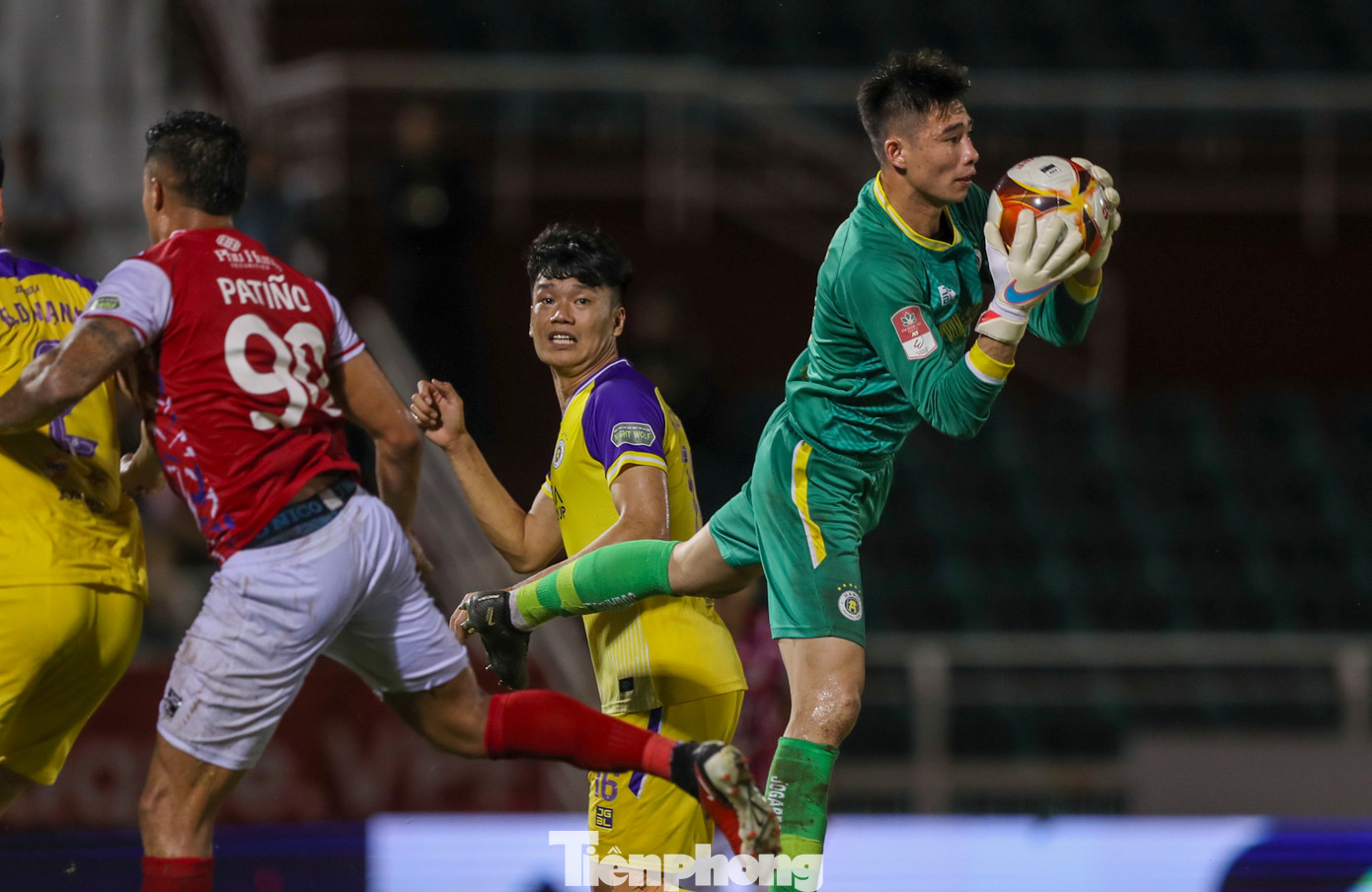 CLB TPHCM chủ động đẩy cao đội hình gia tăng sức ép lên phía khung thành của thủ môn Quan Văn Chuẩn nhưng điều mà họ cần là bàn thắng lại không đến. CLB TPHCM chủ động đẩy cao đội hình gia tăng sức ép lên phía khung thành của thủ môn Quan Văn Chuẩn nhưng điều mà họ cần là bàn thắng lại không đến.