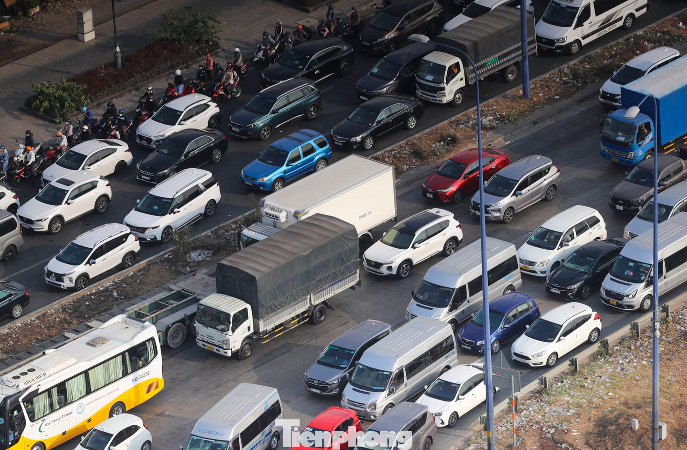 Lưu lượng phương tiện rất lớn dẫn đến tình trạng giao thông qua cửa ngõ phía Đông thường hỗn loạn vào giờ cao điểm.