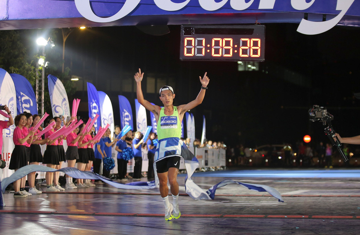 Đúng như dự đoán, chức vô địch cự ly 21km nam đã thuộc về VĐV Hoàng Nguyên Thanh (1 giờ 09 phút 29).