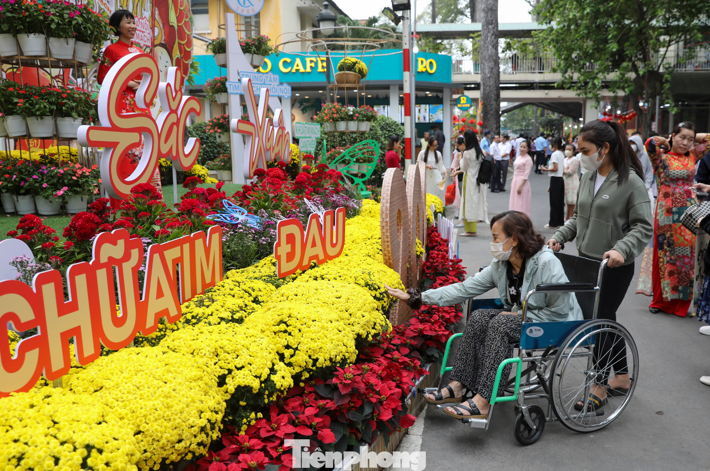 Với chủ đề “Chợ Rẫy sắc xuân”, nhân viên y tế từ 79 khoa phòng của bệnh viện đã chung tay tạo thành 30 tiểu cảnh thể hiện những nét đặc trưng của văn hóa các vùng miền trên cả nước.