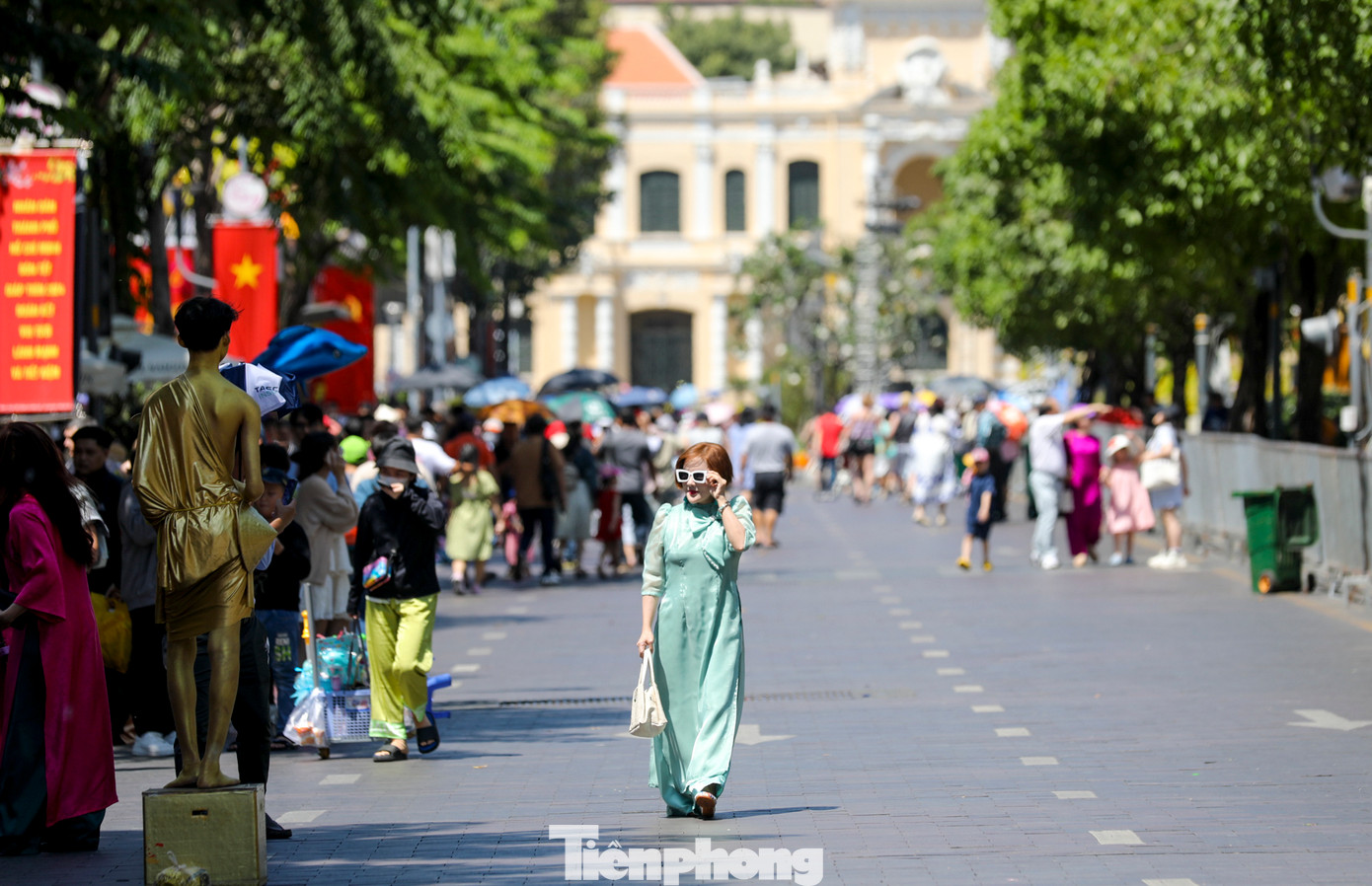 Theo ghi nhận của Tiền Phong, đến 12h trưa mùng 2 Tết, dù nắng đã gay gắt nhưng nhiều người dân và du khách vẫn nán lại nhìn ngắm cảnh vật được trang trí Tết, bất chấp trời nắng như đổ lửa để sở hữu được những bức ảnh đẹp.