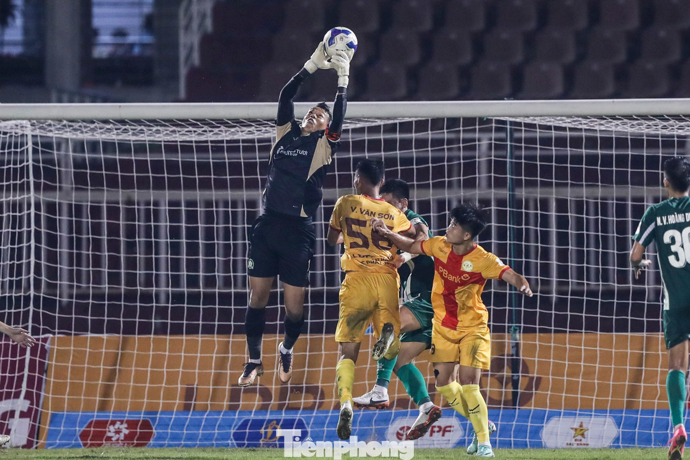 Trẻ TPHCM liên tiếp tổ chức những đợt tấn công nguy hiểm khiến khung thành Bình Phước rung chuyển dữ dội. Rất may, thủ môn Tấn Trường và hàng hậu vệ vẫn đứng vững bảo vệ thành công tỷ số 1-0.
