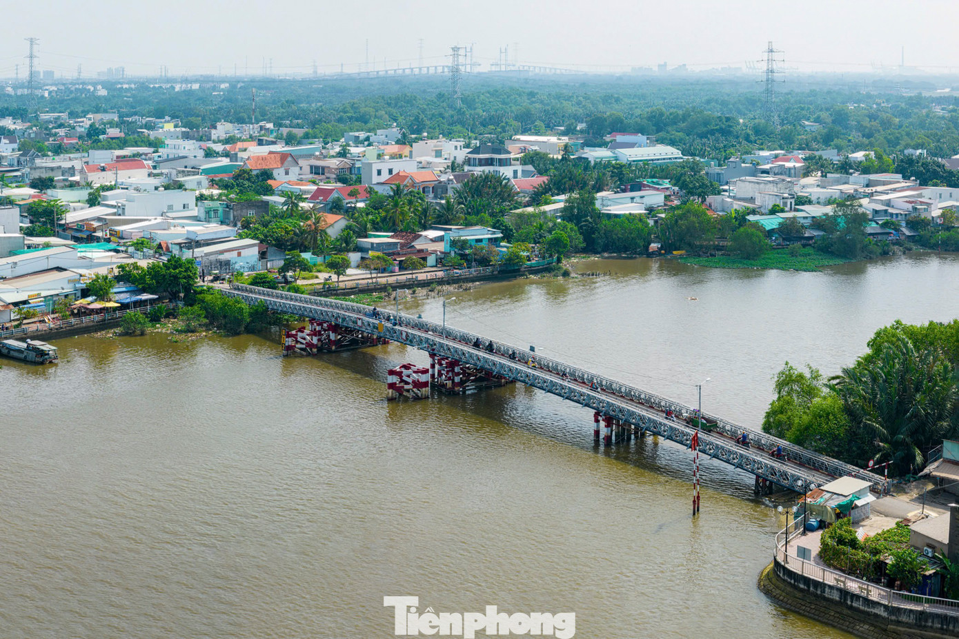 Phía dưới cầu, ghe, tàu, sà lan chất đầy cát, hàng hóa liên tục qua lại khiến những người lưu thông qua cầu nơm nớp lo sợ.
