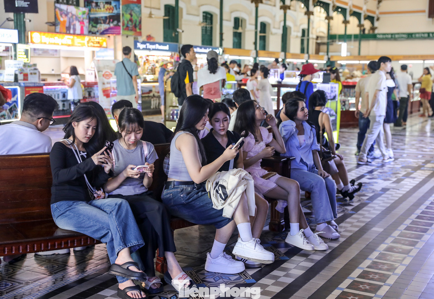 Nhiều bạn trẻ tìm đến Bưu điện Thành phố để lưu lại những tấm hình kỷ niệm. Nhiều bạn trẻ tìm đến Bưu điện Thành phố để lưu lại những tấm hình kỷ niệm.