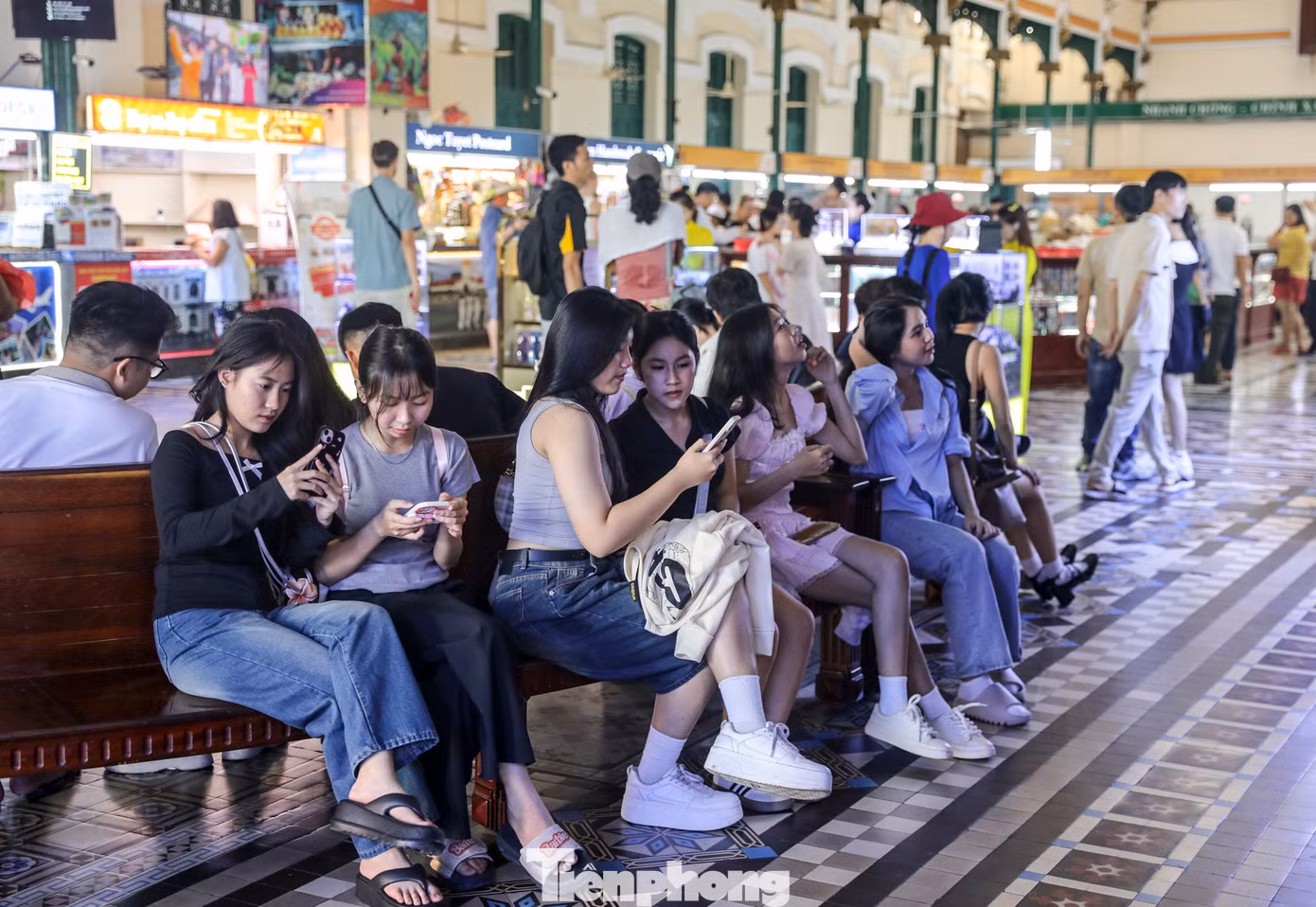 Nhiều bạn trẻ tìm đến Bưu điện Thành phố để lưu lại những tấm hình kỷ niệm.