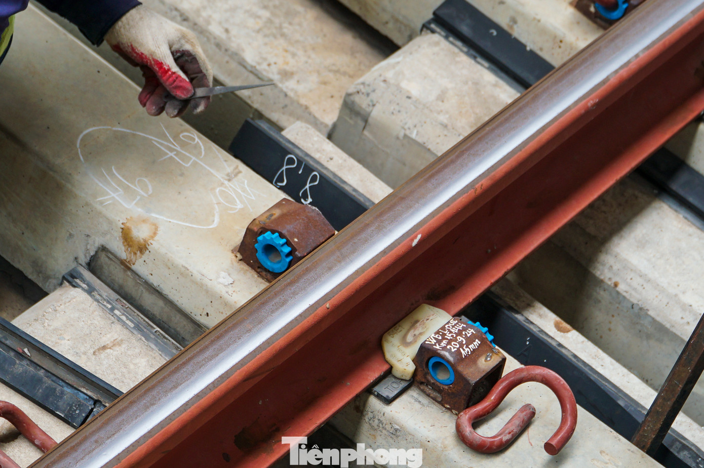 Quy trình bảo trì, bảo dưỡng sẽ được đảm trách bởi 2 đội. Đội 1 sẽ dùng xe chuyên dụng, đi dọc tuyến ray để kiểm tra, đánh dấu, ghi chép những điểm không đảm bảo an toàn và cần phải sửa chữa.