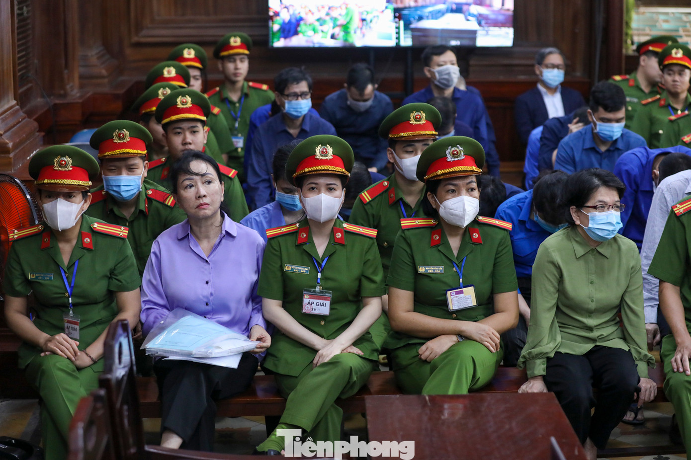 Các bị cáo Bùi Anh Dũng, Võ Tấn Hoàng Văn, Đinh Văn Thành thuộc nhóm cựu lãnh đạo Ngân hàng SCB phạm tội tham ô tài sản, vi phạm quy định về hoạt động ngân hàng, hoạt động khác liên quan đến hoạt động ngân hàng đều bị đề nghị mức án chung thân.