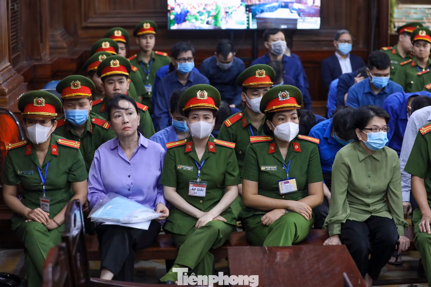 Các bị cáo Bùi Anh Dũng, Võ Tấn Hoàng Văn, Đinh Văn Thành thuộc nhóm cựu lãnh đạo Ngân hàng SCB phạm tội tham ô tài sản, vi phạm quy định về hoạt động ngân hàng, hoạt động khác liên quan đến hoạt động ngân hàng đều bị đề nghị mức án chung thân.