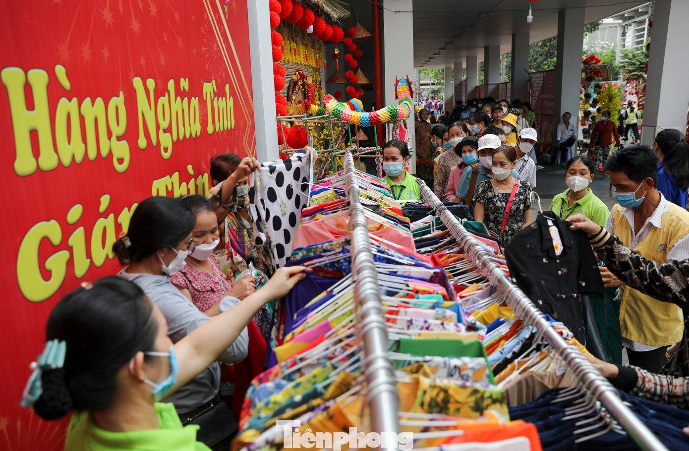 Ông Lê Minh Hiển, Trưởng phòng Công tác Xã hội Bệnh viện Chợ Rẫy cho biết cùng với sự kiện khai mạc đường hoa, bệnh viện đã phối hợp với các nhà tài trợ, Mạnh Thường Quân trao 720 phần quà cùng các hoạt động ý nghĩa cho các bệnh nhân nặng, có hoàn cảnh khó khăn phải ở lại bệnh viện điều trị trong dịp Tết.