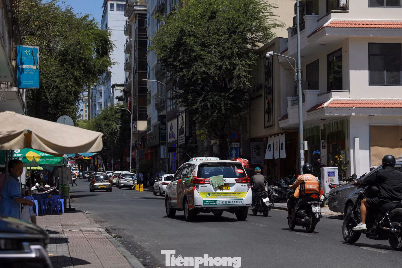 Lòng đường được điều chỉnh từ 8m thành 5m, tổ chức giao thông hỗn hợp cho người đi bộ và xe cơ giới. Tuyến đường cũng giới hạn tốc độ, trong một số thời điểm có thể cấm xe. Giai đoạn 1, sắp xếp bố trí các vị trí dừng đậu xe trên đường, hè phố của khu vực xung quanh đường Thái Văn Lung. Ở giai đoạn 2 sẽ nghiên cứu đề xuất xây dựng các nhà để xe cao tầng lân cận.