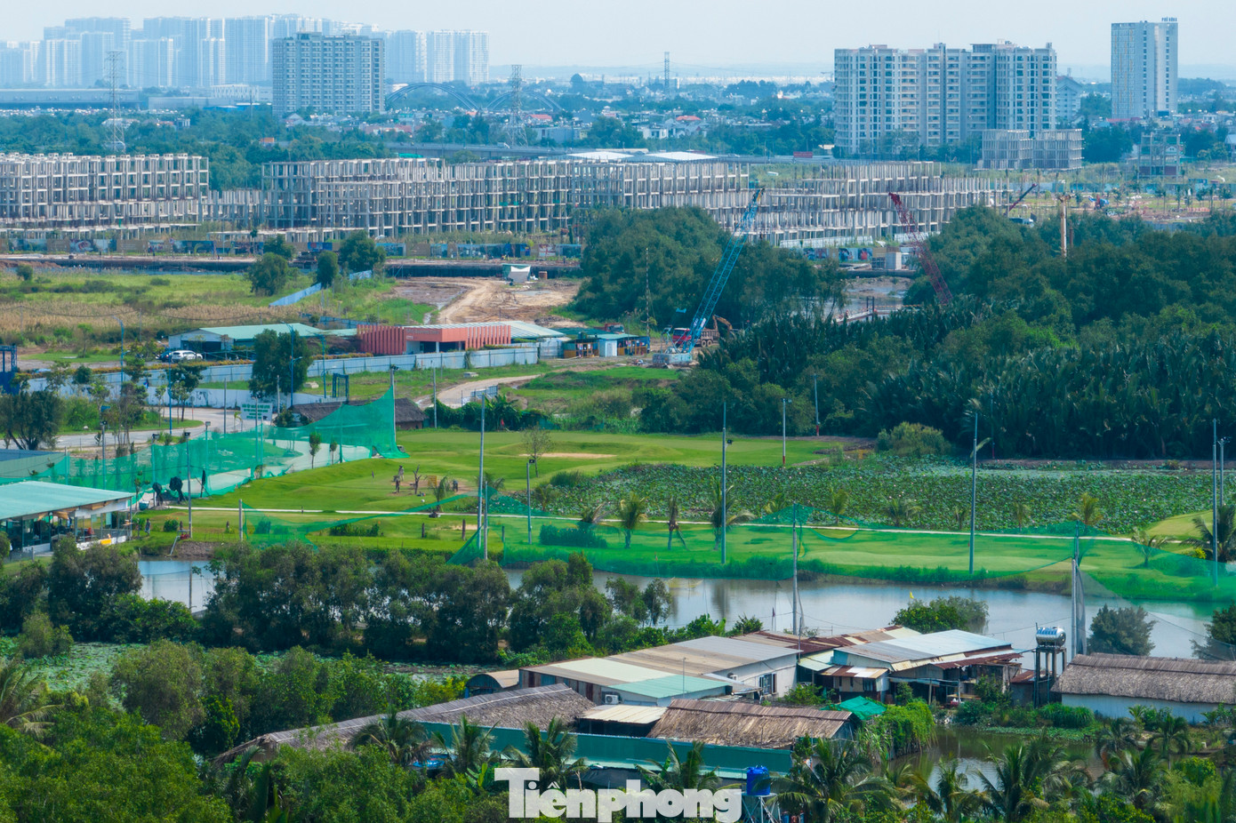 Được khởi công từ cuối năm 2019 và dự kiến hoàn thiện năm 2027, song đến nay dự án ngừng thi công, mới chỉ có khu nhà mẫu được hoàn thành.