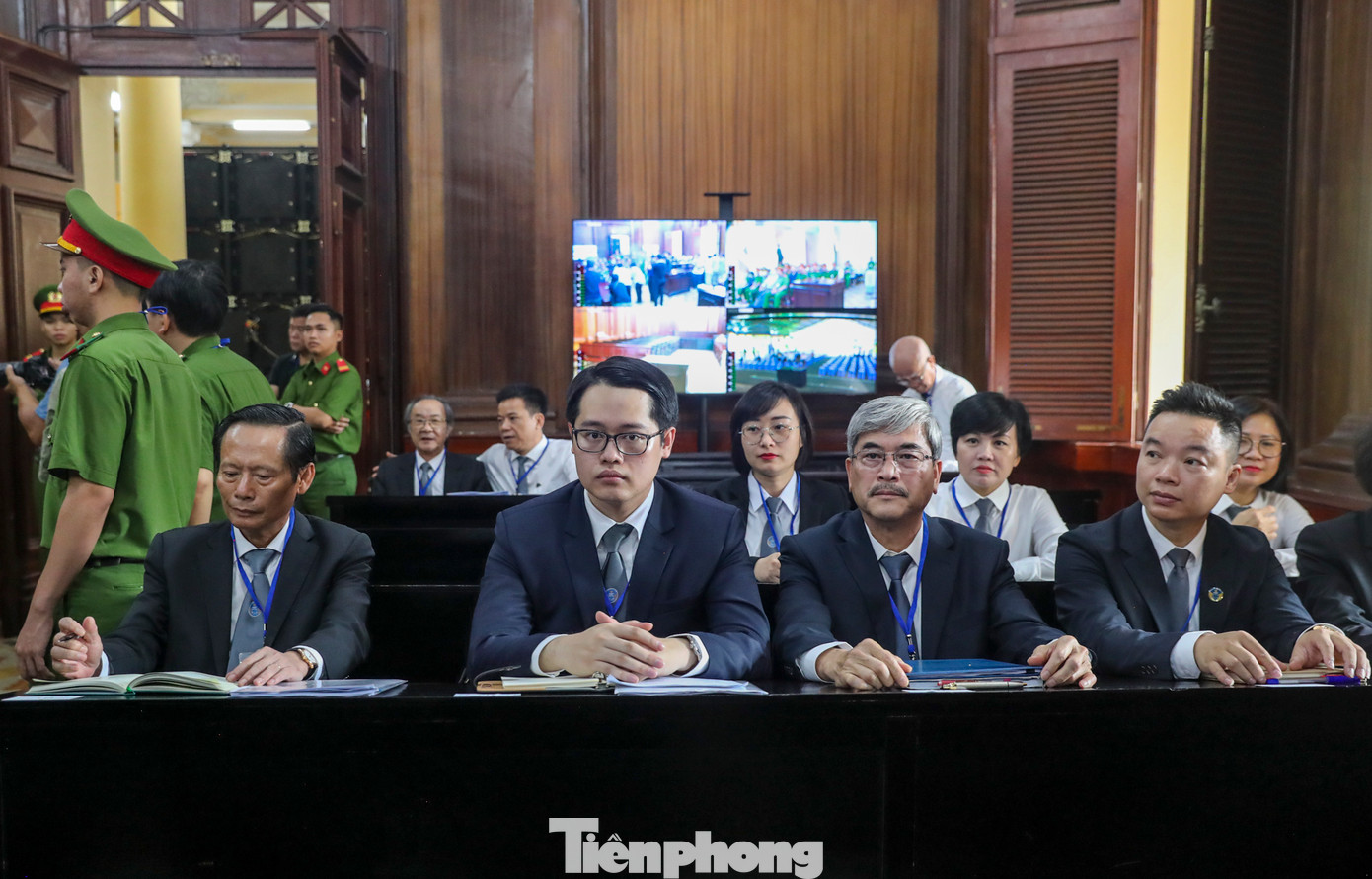 Theo cáo trạng, ở tội danh “Lừa đảo chiếm đoạt tài sản”, bà Trương Mỹ Lan và đồng phạm đã phát hành 25 gói trái phiếu khống, không có tài sản đảm bảo (đã mất khả năng thanh toán) với tổng trị giá các gói trái phiếu là hơn 30.869 tỷ đồng và hiện còn dư nợ hơn 30.081 tỷ đồng của hơn 35.000 nhà đầu tư.