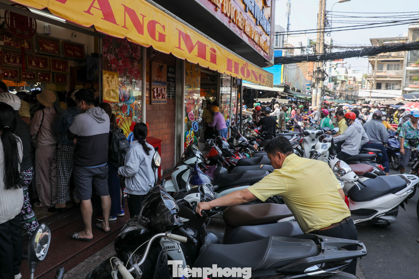 Khu vực trước tiệm vàng (quận Bình Thạnh) đông đúc người dừng lại mua.