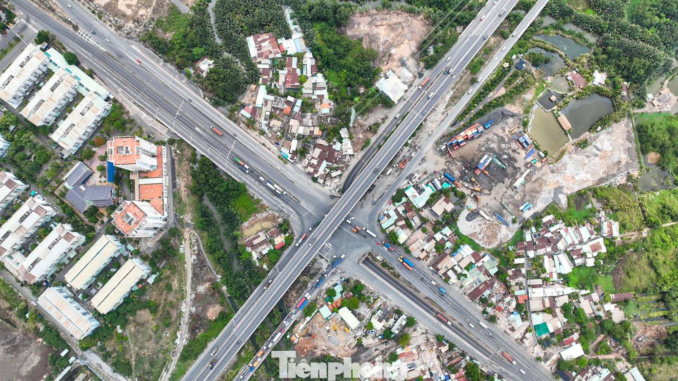 Ngoài đề xuất mở rộng 2 tuyến đường hiện hữu, Sở GTVT TPHCM cho biết, đang lập báo cáo nghiên cứu tiền khả thi dự án đường liên cảng Cát Lái - Phú Hữu kết nối Vành đai 3 TPHCM và cao tốc TPHCM - Long Thành - Dầu Giây. Tuyến đường trên sẽ xây mới với chiều khoảng dài 6km, rộng 60m, 12 làn xe.