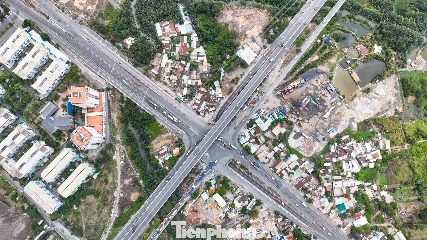 Ngoài đề xuất mở rộng 2 tuyến đường hiện hữu, Sở GTVT TPHCM cho biết, đang lập báo cáo nghiên cứu tiền khả thi dự án đường liên cảng Cát Lái - Phú Hữu kết nối Vành đai 3 TPHCM và cao tốc TPHCM - Long Thành - Dầu Giây. Tuyến đường trên sẽ xây mới với chiều khoảng dài 6km, rộng 60m, 12 làn xe.