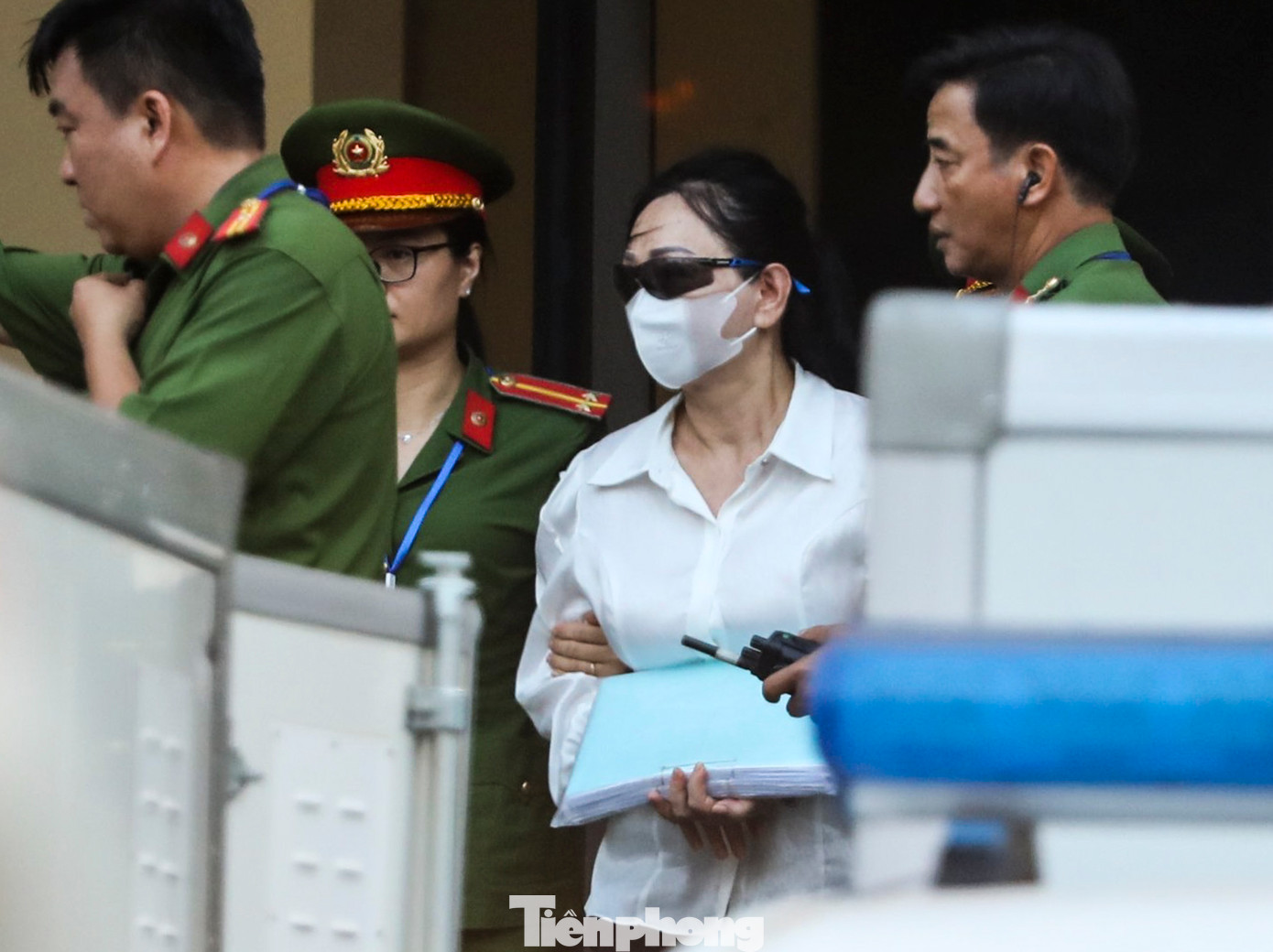 Bị cáo Trương Mỹ Lan là người được dẫn giải ra phía ngoài đầu tiên trong số 86 bị cáo. Bà Lan đeo kính đen và bịt khẩu trang kín mít khi bước xuống xe thùng. Bị cáo Trương Mỹ Lan là người được dẫn giải ra phía ngoài đầu tiên trong số 86 bị cáo. Bà Lan đeo kính đen và bịt khẩu trang kín mít khi bước xuống xe thùng.