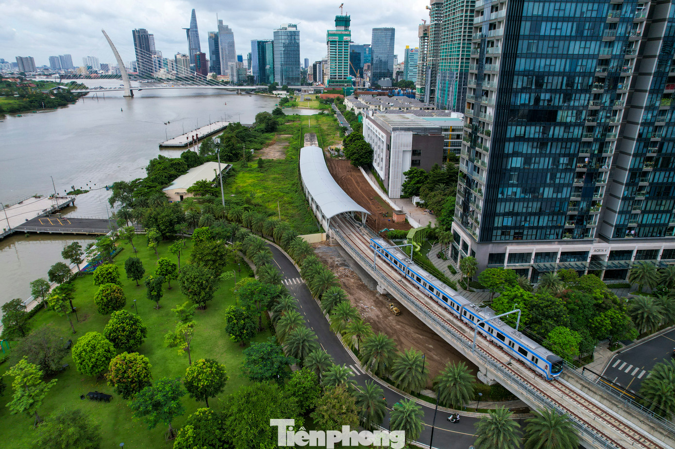 Tuyến metro số 1 dài 19,7 km có tổng mức đầu tư hơn 43.700 tỷ đồng, chạy từ ga Bến Thành (quận 1) đến depot Long Bình (TP Thủ Đức), với 3 ga ngầm và 11 ga trên cao.
