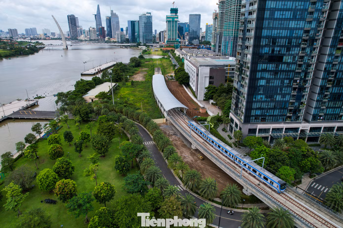 Tuyến metro số 1 dài 19,7 km có tổng mức đầu tư hơn 43.700 tỷ đồng, chạy từ ga Bến Thành (quận 1) đến depot Long Bình (TP Thủ Đức), với 3 ga ngầm và 11 ga trên cao.